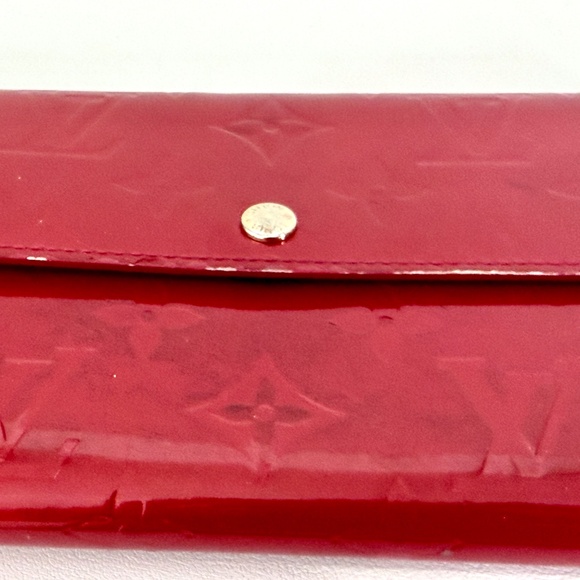 Authentic Louis Vuitton Sarah Wallet Vernis Red Pomme d’Amour - Picture 10 of 12